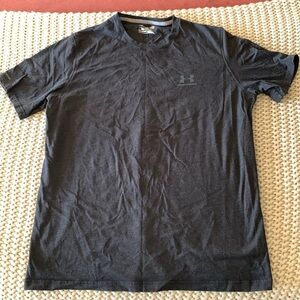 Men’s Under Armour large black t shirt